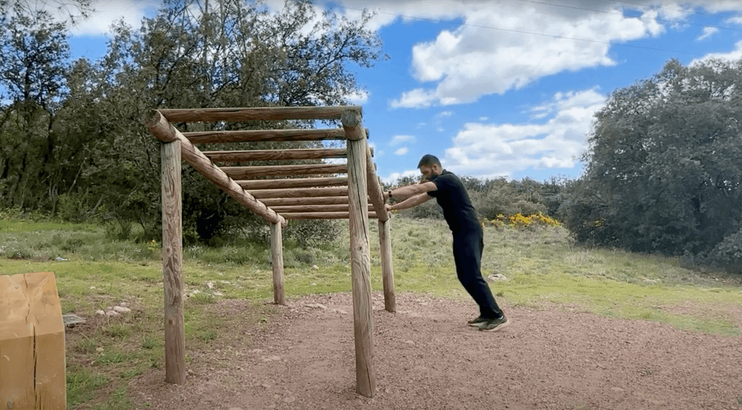 Exercice de sport sur le parcours santé de Saint-Privat-des-Vieux