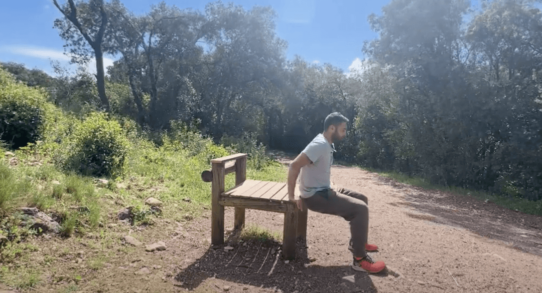 Exercice de sport sur le parcours santé de Saint-Privat-des-Vieux