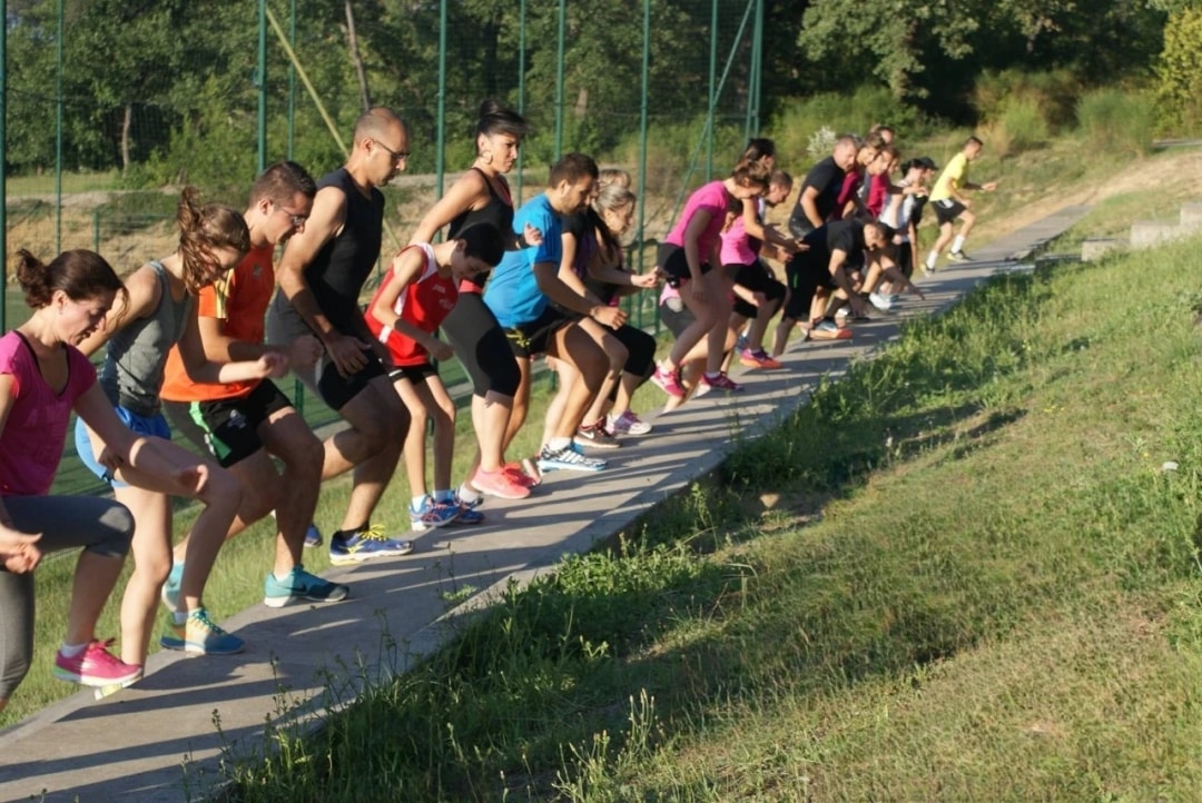 Image illustrant la premiere séance Run & Smile sur laquel on voit des coureurs en séances sportives dans un parc