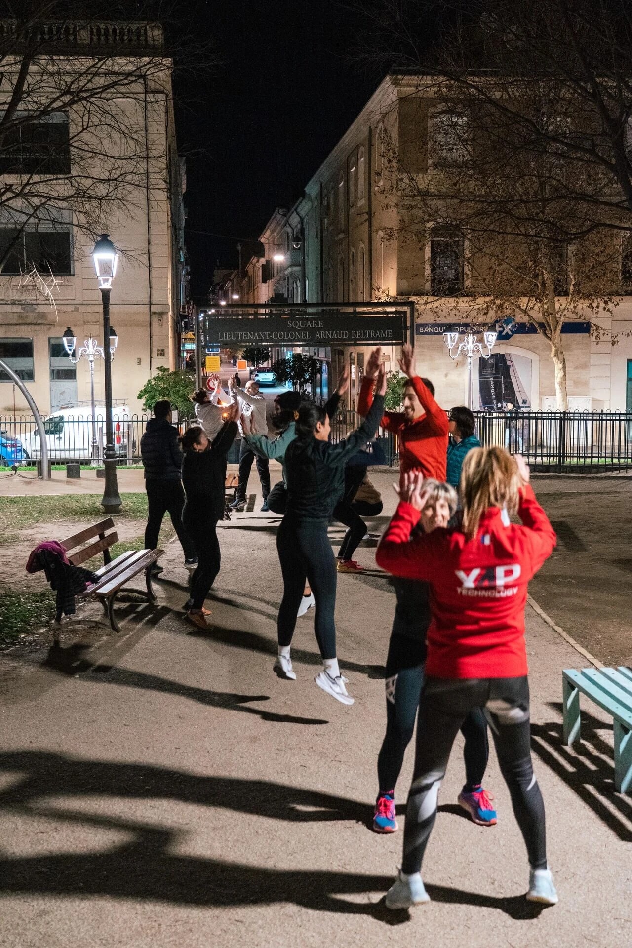 Groupe d'habitants d'Alès effectuant une séance de sport en groupe la nuit