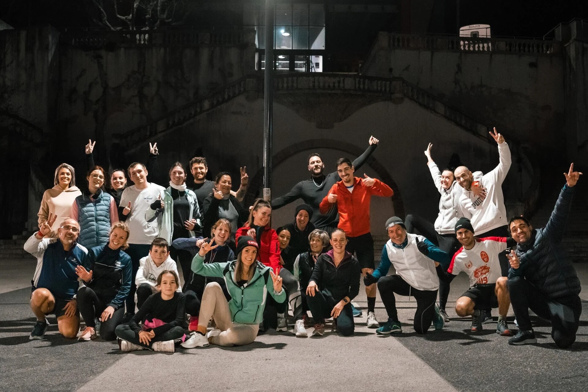 Photo de groupe d'habitants d'Alès effectuant une séance de sport run and smile