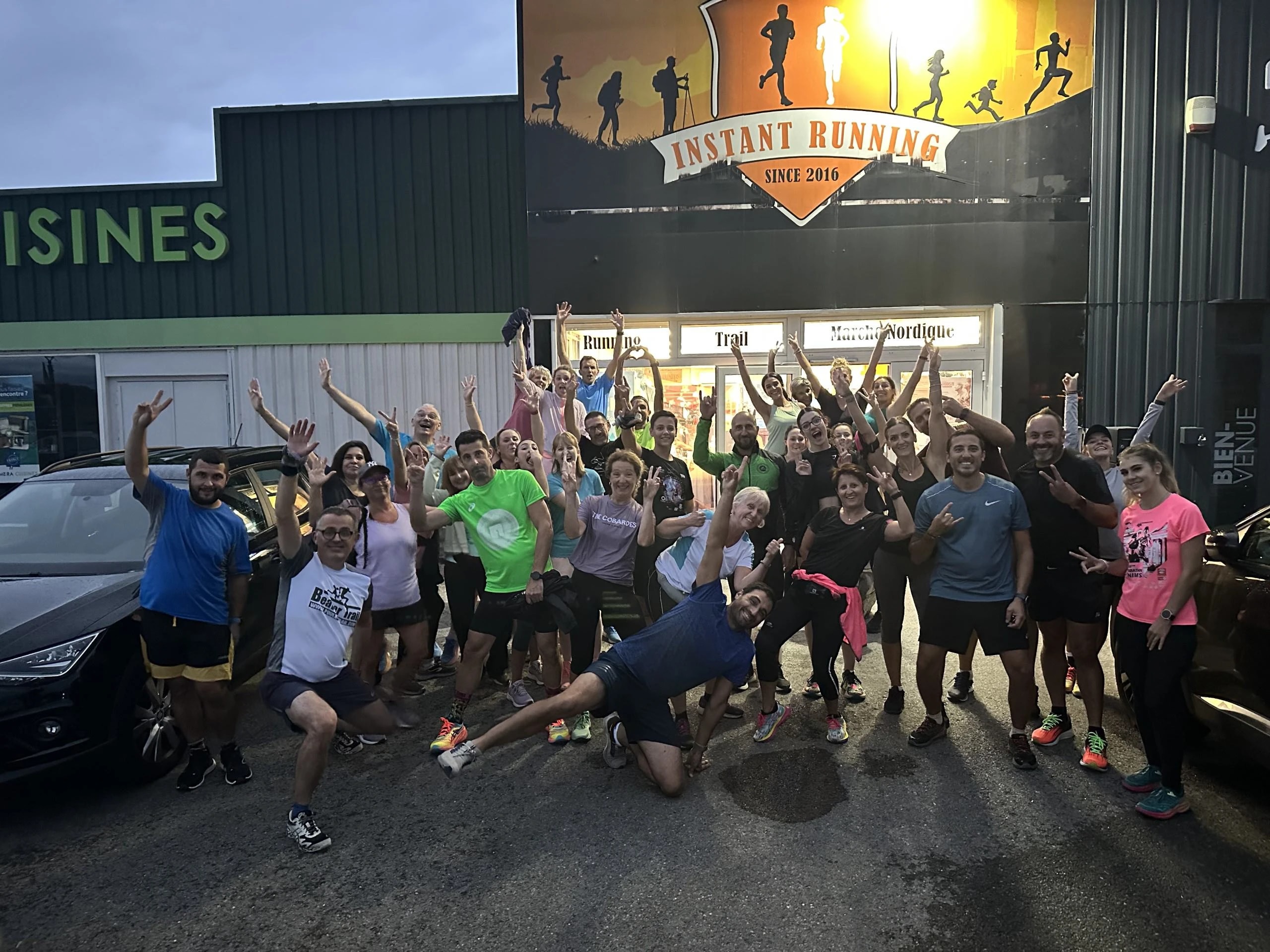 Regroupement de sportifs lors d'une séance Run and Smile devant Instant Running