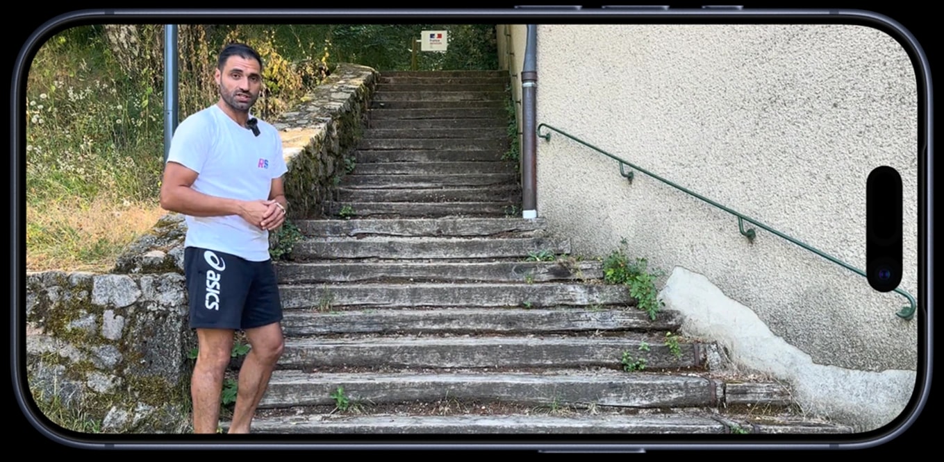 Illustration : coach présentant un exercice en vidéo sur smartphone.