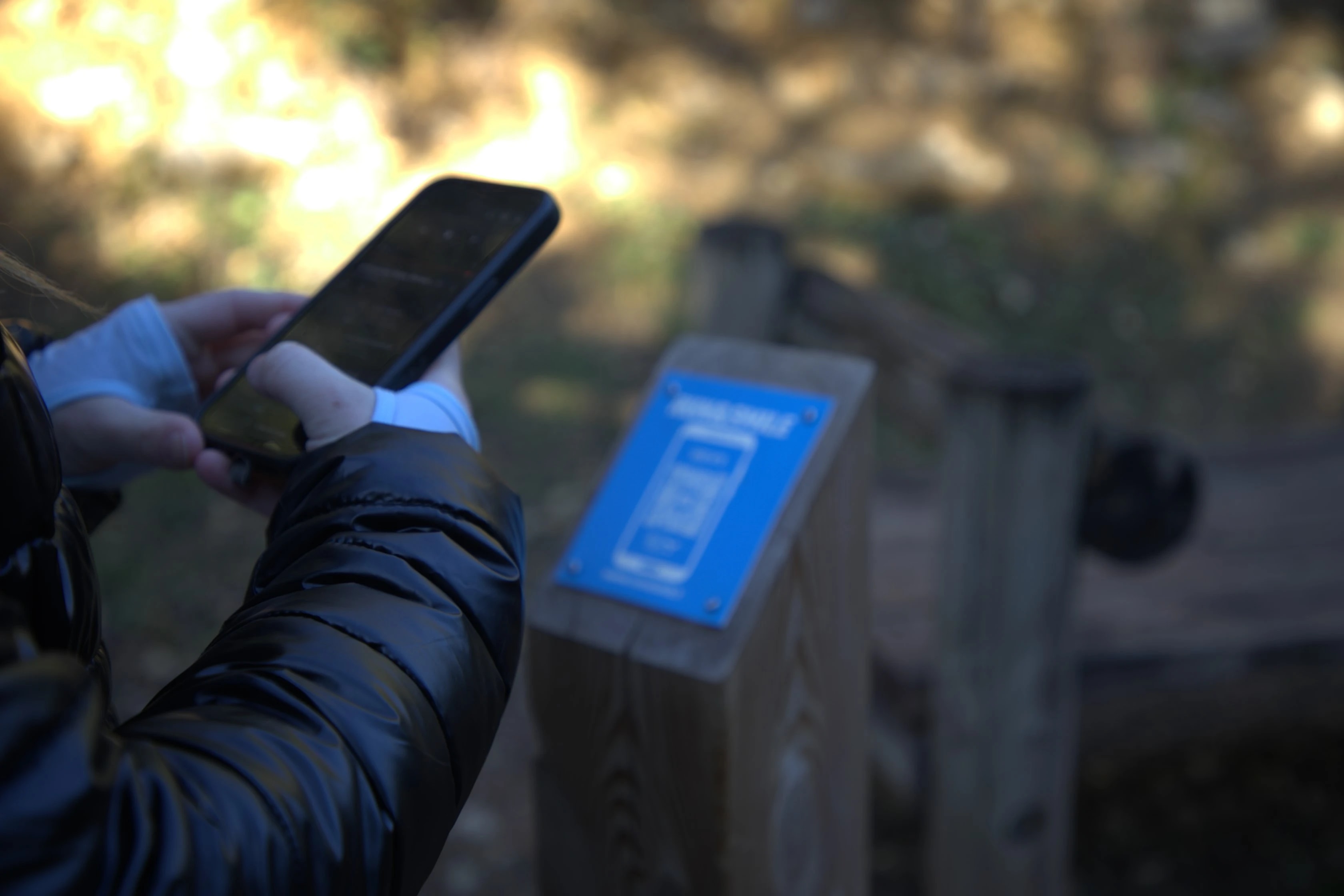 Habitant scannant une borne QR dans un parcours santé Run and Smile